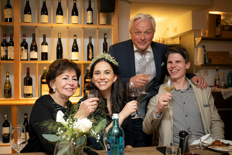 Hochzeitsfotograf Hamburg Weinland Waterfront Delf kümmert sich um ihre Gäste beim Dinner