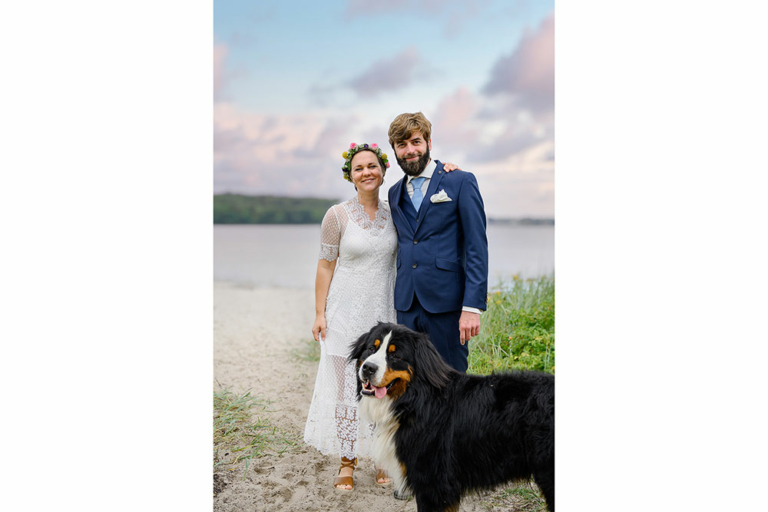 Nina und Edwin im Brautpaarshoting nach dem Standesamt Wassersleben Flensburg mit einem Hund