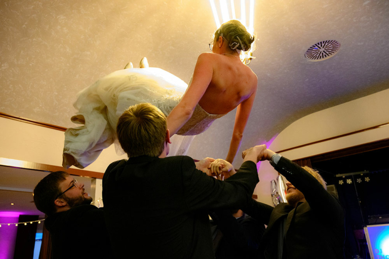 Die Braut Dominique wird bei Möhl Gasthof in Jevenstedt zur Hochzeit in die Luft geworfen.