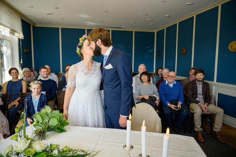 Nina und Edwin geben sich während ihrer Trauung das Jawort in Wassersleben bei Flensburg.